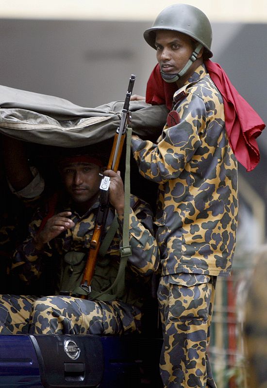 Soldados amotinados de los Rifles de Bangladesh (BDR) dentro de su sede en Dhaka