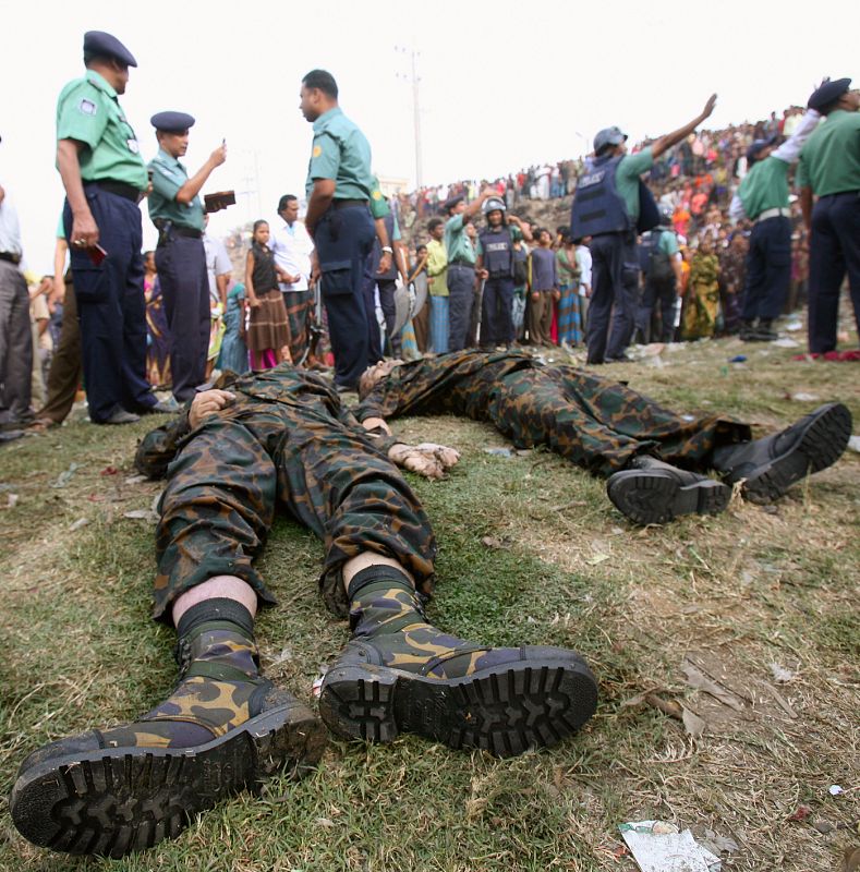 Los cuerpos de algunos miembros de los Rifles de Bangladesh