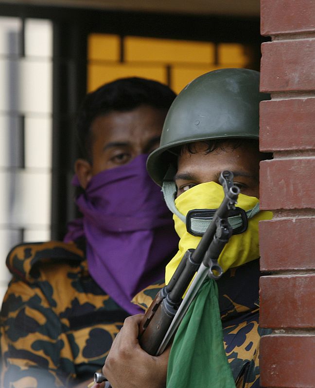 Soldados amotinados de los Rifles de Bangladesh dentro de su sede en Dhaka,
