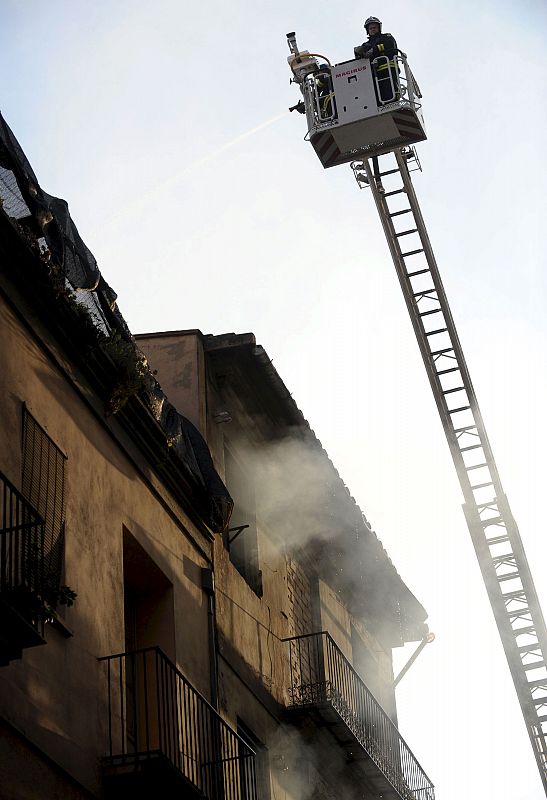 Bomberos extinguiendo el incendio