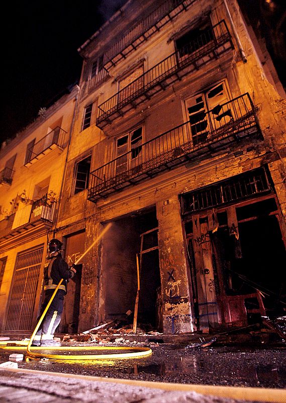 Bomberos en edificio