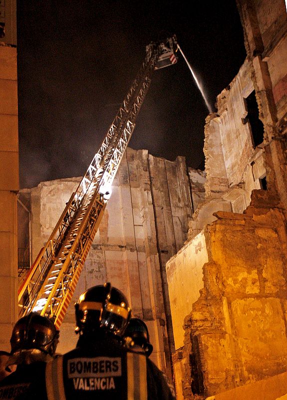 Edificio incendiado junto al Teatro Princesa