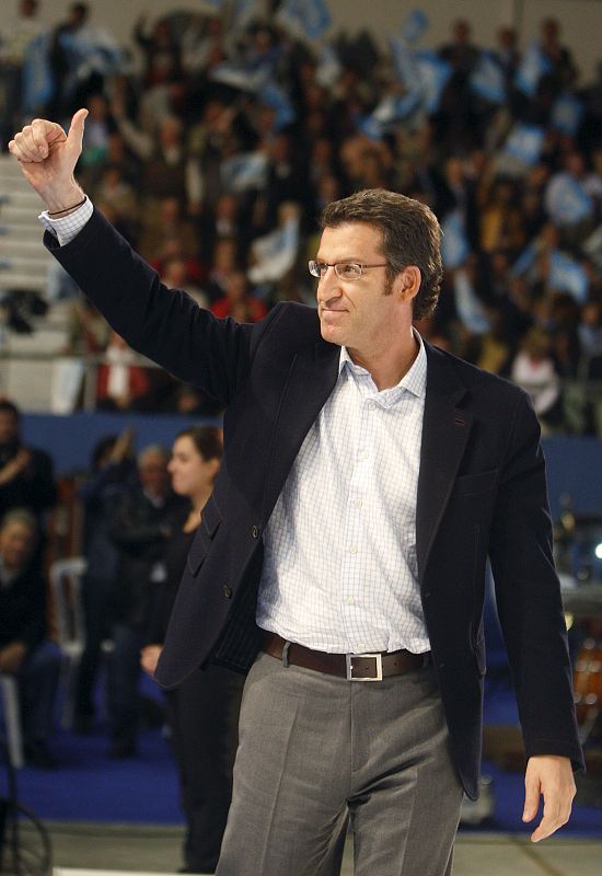 El candidato a la presidencia de la Xunta de Galicia saluda a los asistentes al mítin electoral que su partido celebróv en el Ifevi de Vigo.