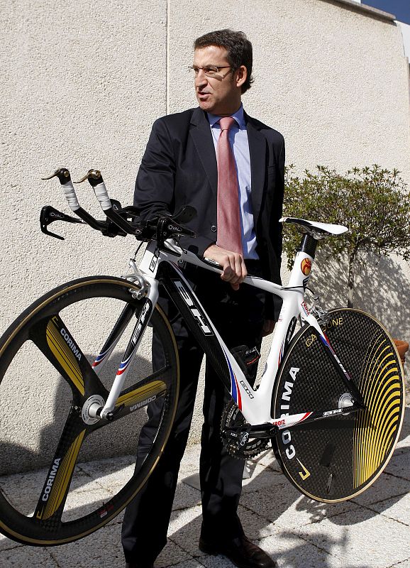 Núñez Feijoo probó una bicicleta del equipo ciclista Froiz en su visita las instalaciones de la empresa Froiz en Poio.