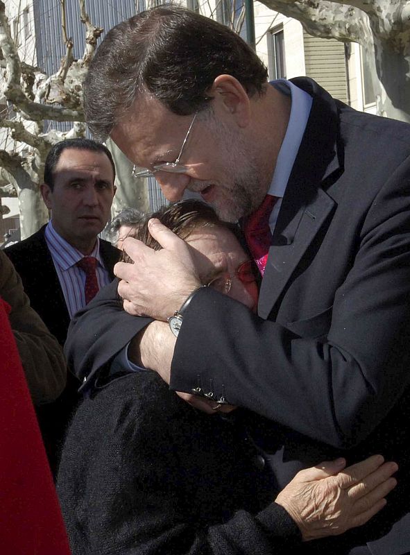 El presidente del PP, Mariano Rajoy, abraza a una simpatizante