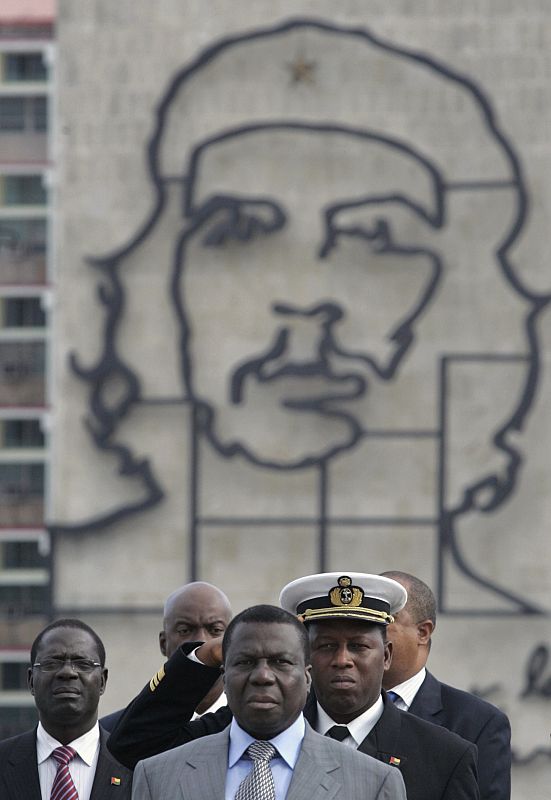 Joao Bernardo Vieira, en el monumento José Martí en La Habana