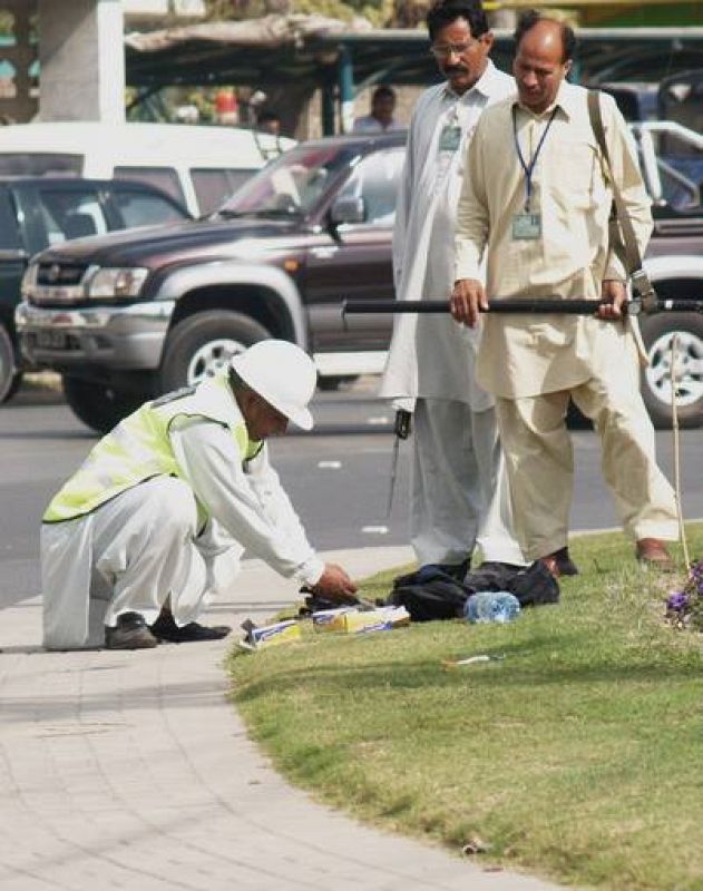 Miembros de la brigada de explosivos paquistaní investigan la zona del atentado, en donde han muerto al menos ochos personas.