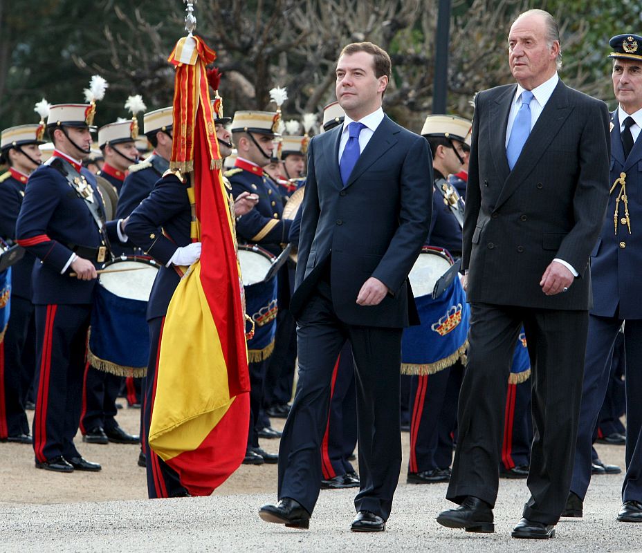 El Rey Juan Carlos y el Presidente de Rusia en el acto de bienvenida al mandatario ruso