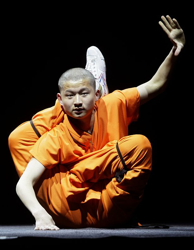 Los complejos movimientos son ejecutados con gran maestría por los monjes.