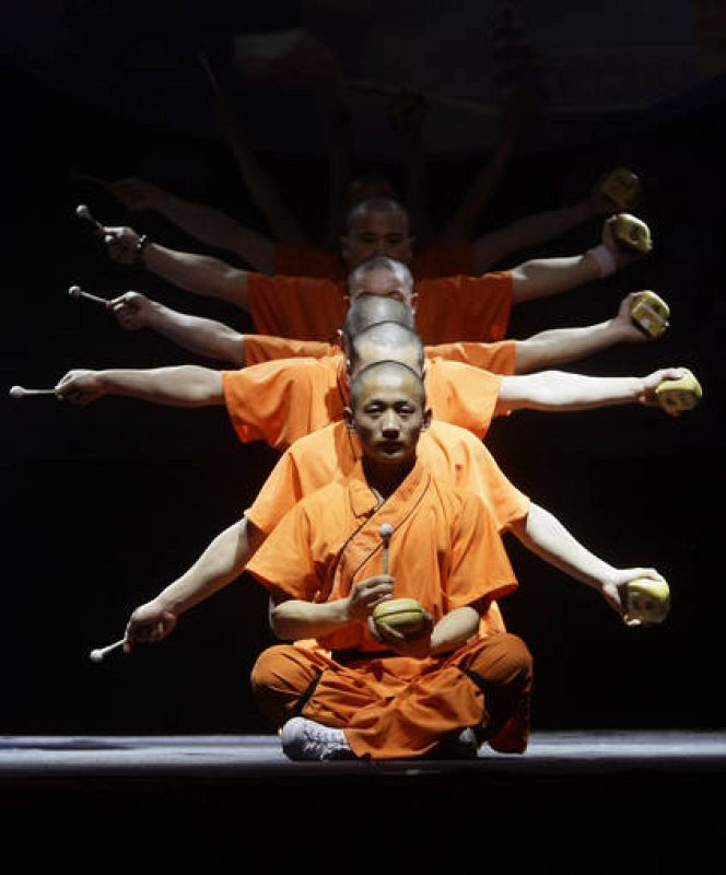 Los monjes ejecutan un movimiento de sincronismo. 