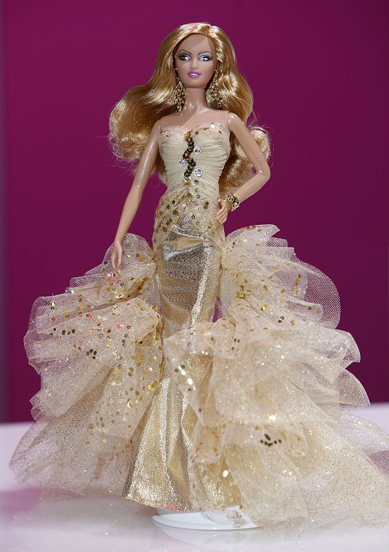 Barbie 50 años. La muñeca del 50 aniversario vestida en oro