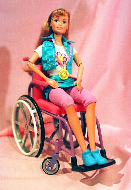 Barbie siempre ha sido muy coqueta y aquí aparece presumiendo de su silla de ruedas