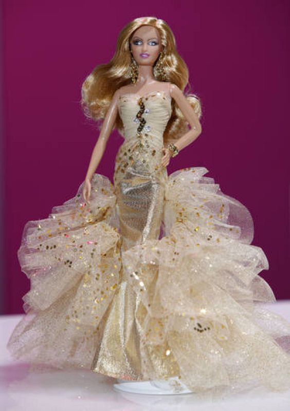 Barbie 50 años. La muñeca del 50 aniversario vestida en oro