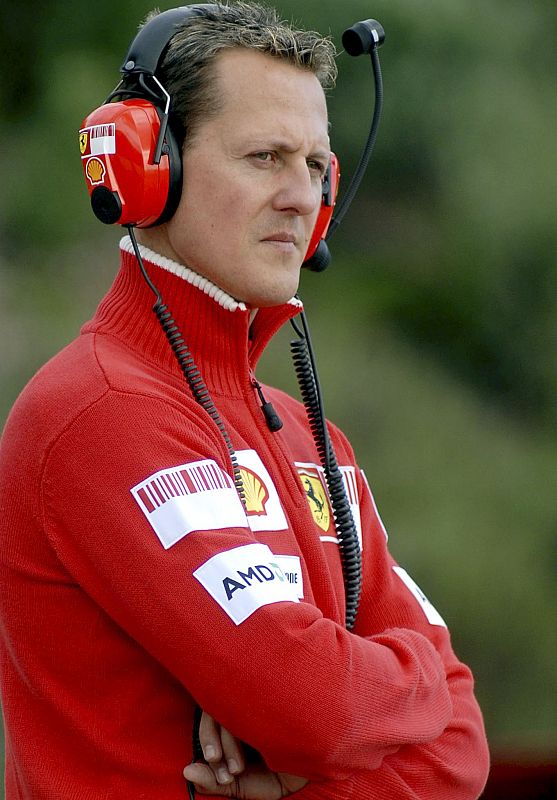 El ex campeón del mundo de Fórmula Uno, Michael Schumacher, sigue los entrenamientos que la escudería Ferrari.