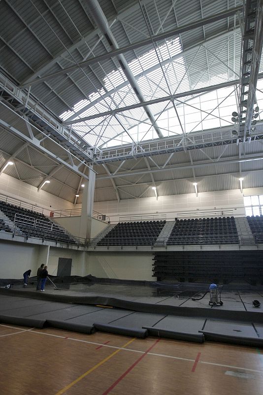 EL VIENTO DERRIBA LA TECHUMBRE DE CHAPA DE UN POLIDEPORTIVO EN AVILÉS