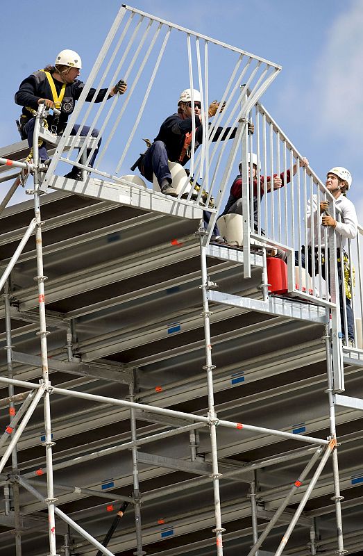 Varios operarios han reparado los desperfectos producidos por el viento en las gradas que rodean la pista de tenis instalada a las afueras de Benidorm y que obligó a suspender la jornada inaugural del viernes.