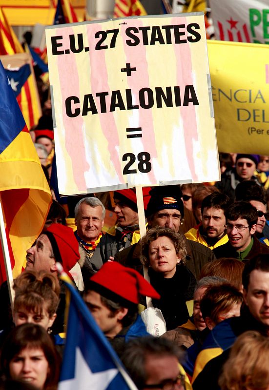 Los asistentes portaban pancartas exigiendo la creación de un estado catalán.