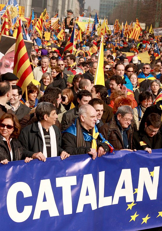 En la manifestación también se han visto banderas flamencas además de varias ikurriñas.