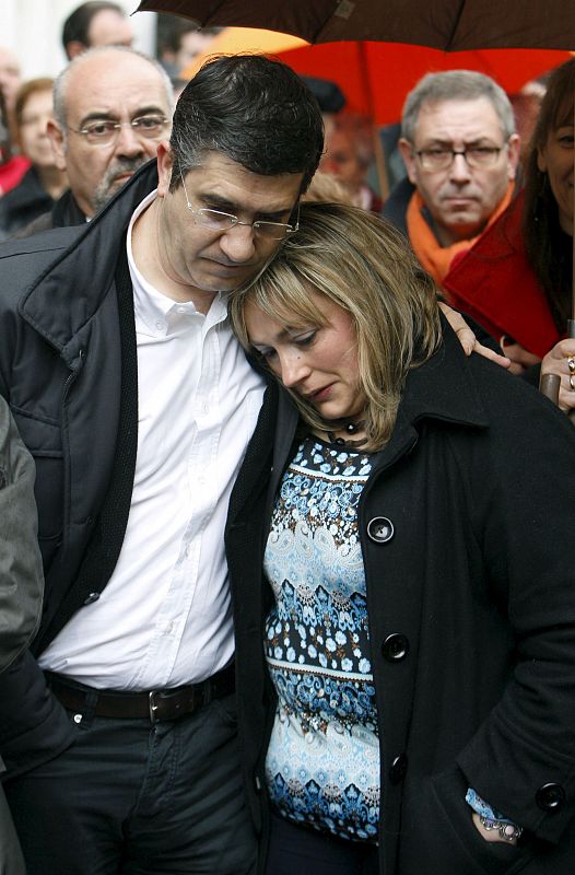 Patxi López junto a la viuda de Carrasco, María Ángeles. Han sido varios los compañeros que ha perdido a causa del terrorismo López desde el incio de su carrera política.