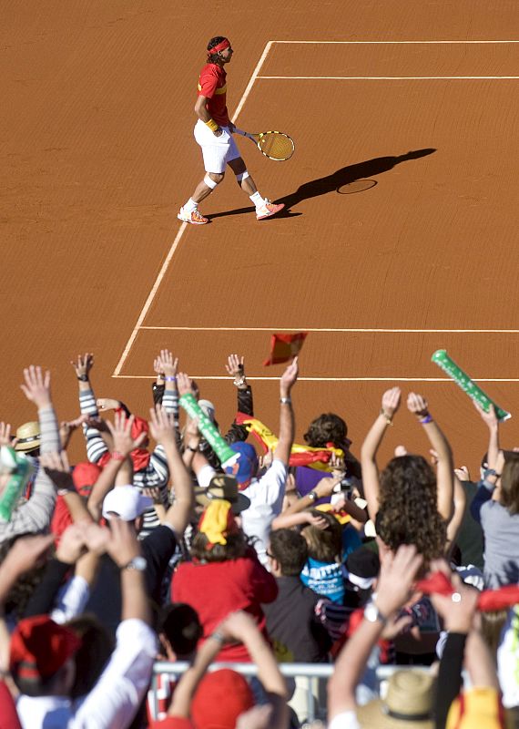 Nadal es animado por el público durante el partido contra Djokovic.