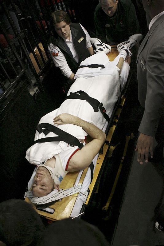 El novato español abandonó el campo con un collarín que le sujetaba el cuello y fue llevado a un hospital para que le hicieran algunas pruebas.