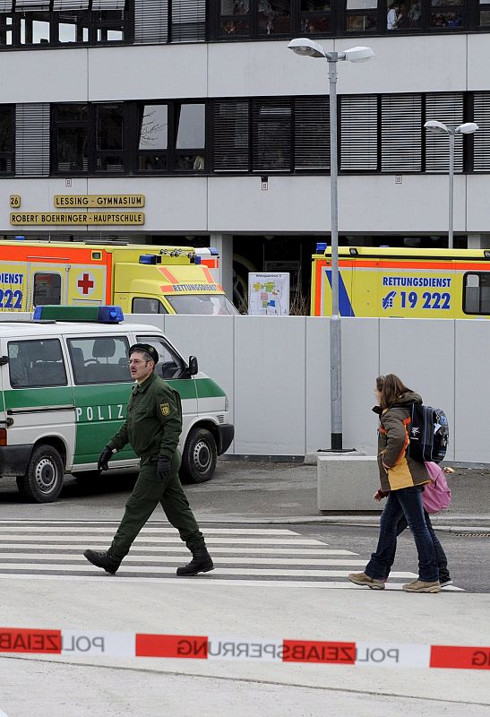 La Policía ha evacuado a los estudiantes que se encontraban en el interior del centro escolar en el momento del ataque.