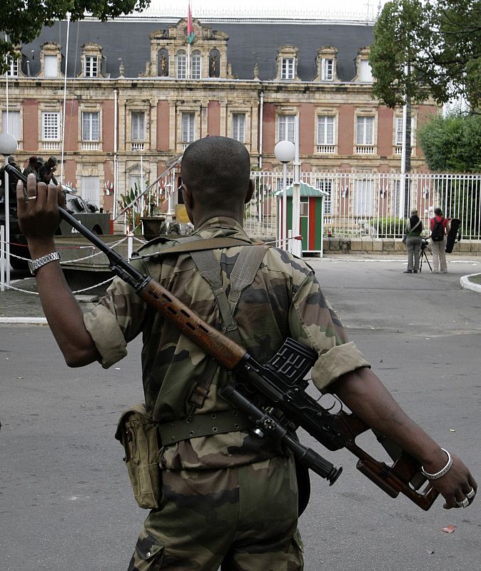 Soldier stands guard outside the presidential palace in Antananarivo