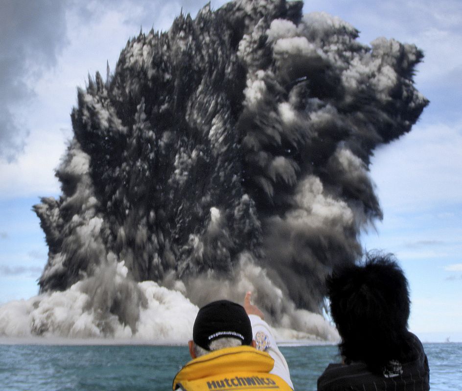 Un volcán submarino entró en erupción en el pequeño archipiélago de Tonga en el Pacífico Sur, sin causar víctimas.