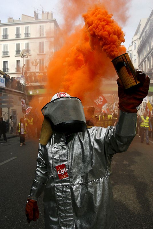 Empleados de ArcelorMittal se unen a las multitudinarias manifestaciones de Marsella