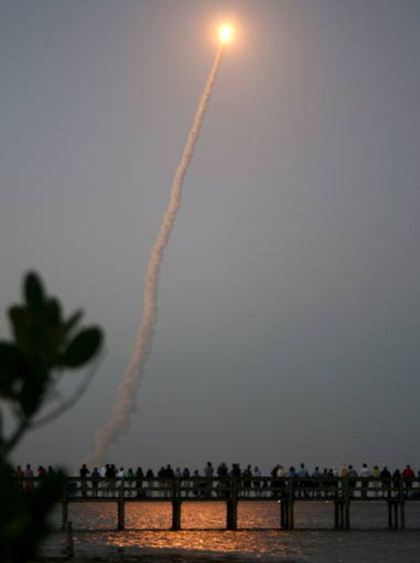 EL TRANSBORDADOR DISCOVERY DESPEGA EN EL CENTRO ESPACIAL KENNEDY