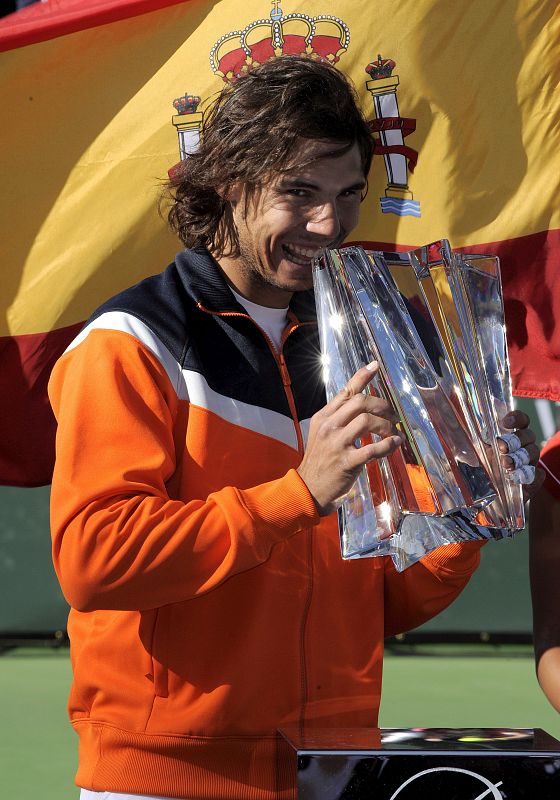 Rafa Nadal muerde el trofeo de campeón de Indian Wells.