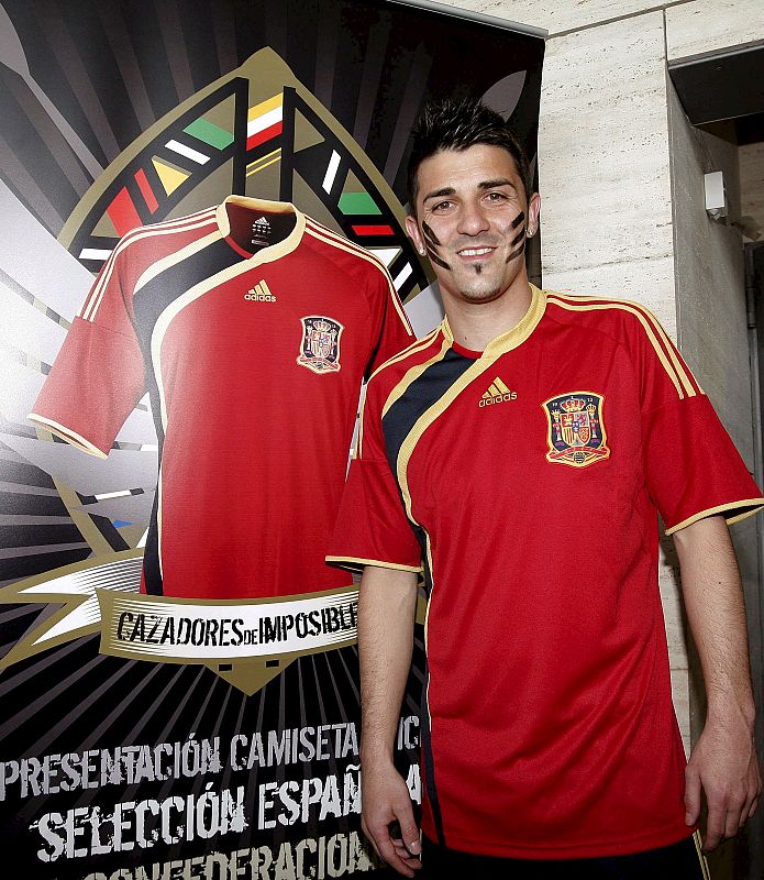 Cazadores de imposibles, reza en el cartel de presentación junto al que posa David Villa, delantero y uno de los iconos de la actual selección española.