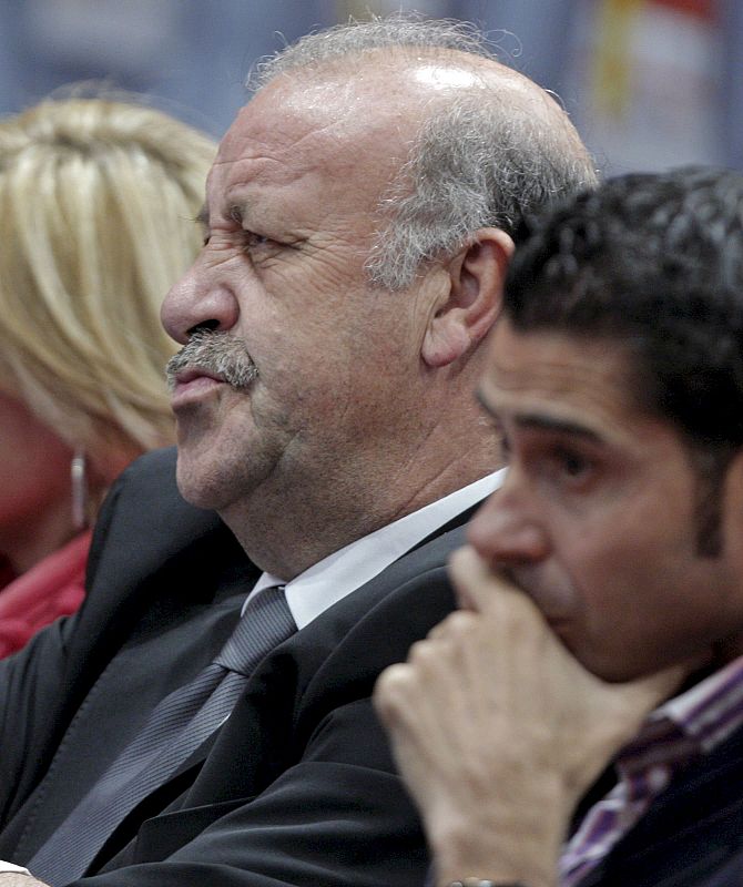 Vicente del Bosque miraba con expresiva mirada la guisa de sus jugadores.