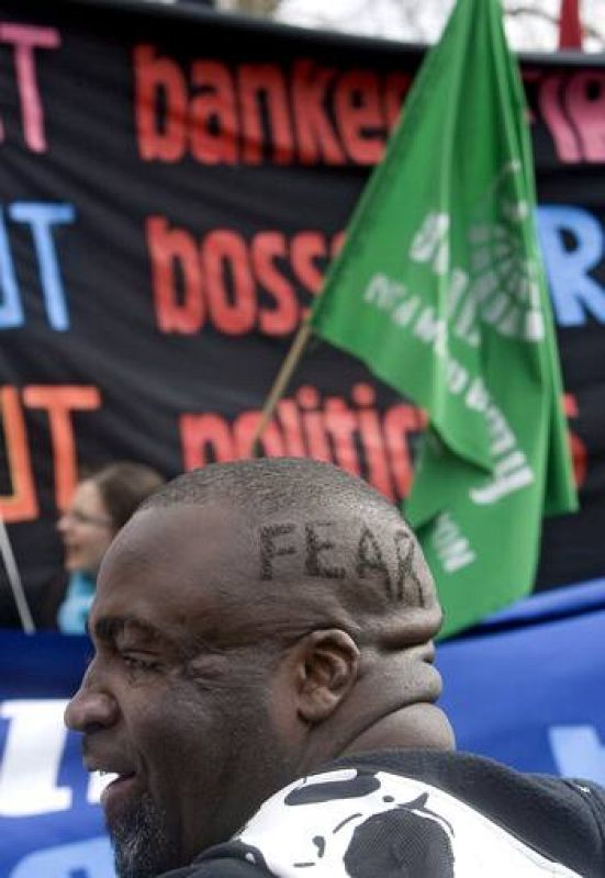 MILES DE PERSONAS PARTICIPAN EN UNA MANIFESTACIÓN EN EL CENTRO DE LONDRES EN EL MARCO DE LA CUMBRE DEL G20