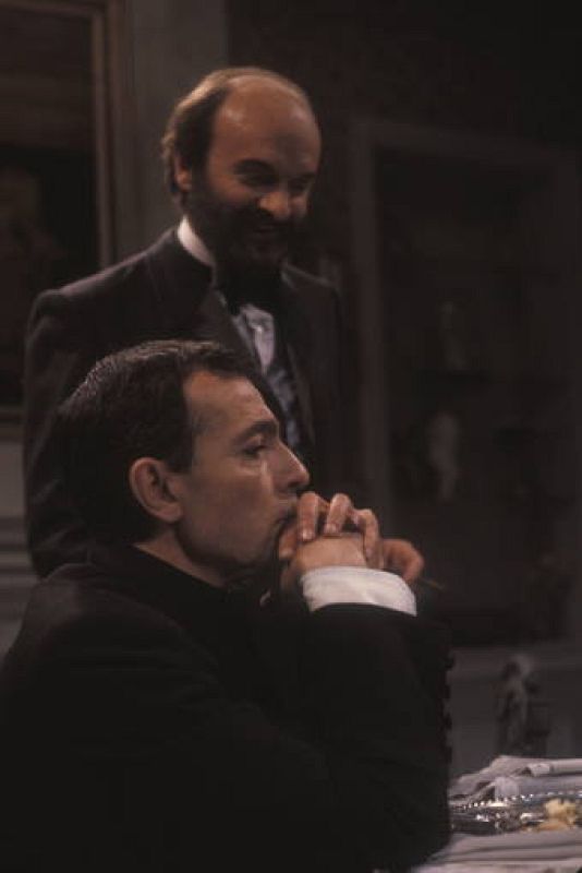   Omero Antonutti, como el Marqués de Ulloa, y José Luis Gómez, en su papel del joven cura Julián, durante una escena de la seri