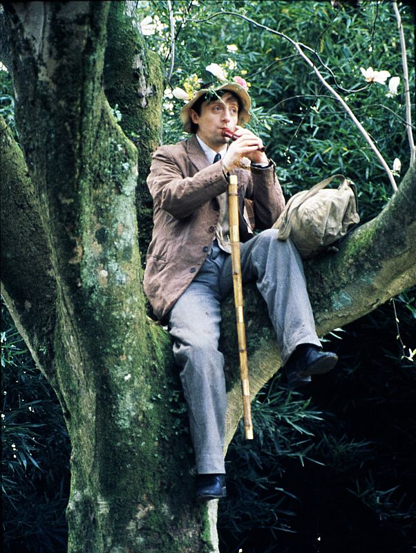 Gonzalo Torrente Ballester, que se dejaba caer por los rodajes, siempre se mostró encantado con el reparto artístico de la serie