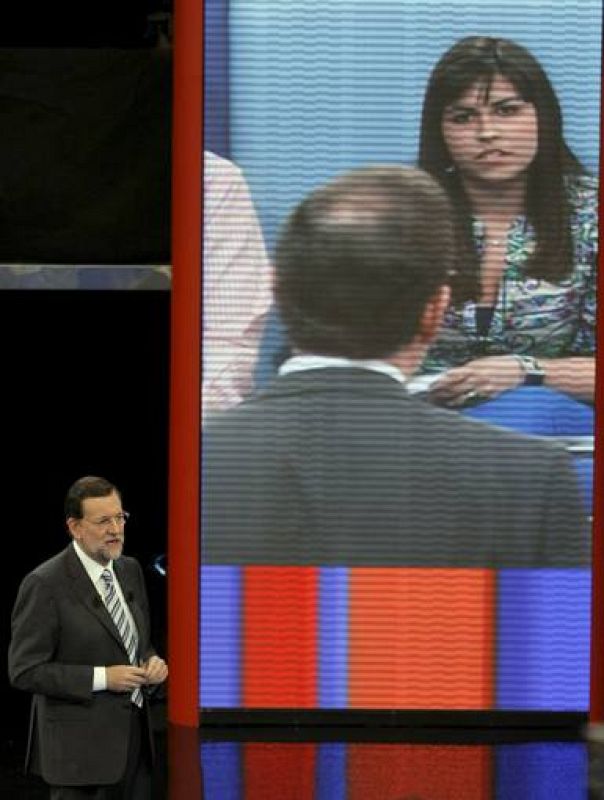 El presidente del Partido Popular, Mariano Rajoy, responde a los ciudadanos