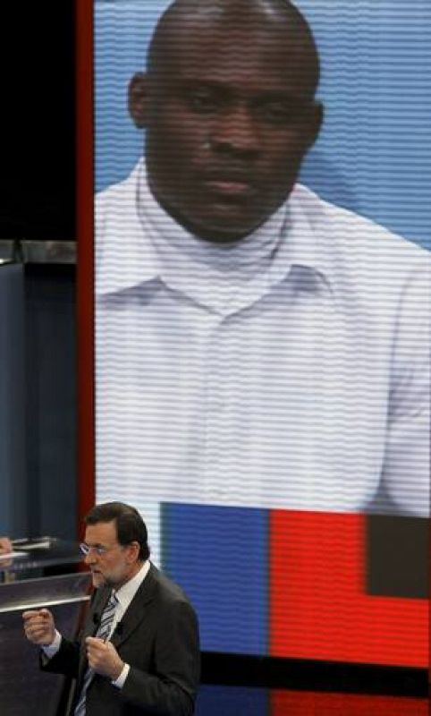 Mariano Rajoy responde a la pregunta que le realiza un inmigrante en paro