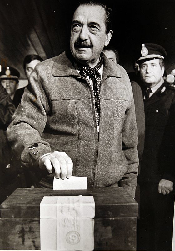 El ex presidente argentino depositando su voto en un colegios electoral. Alfonsín llevó a juicio a los responsables de los crímenes de la dictadura militar más cruenta de la historia del país.