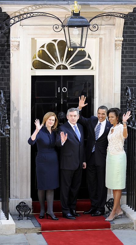 El presidente de los EE.UU. y el primer ministro británico saludan acompañados de sus mujeres