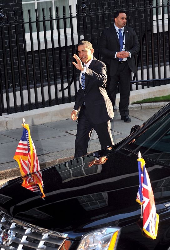 El presidente estadounidense, Barack Obama, saluda a su llegada a Downing Street