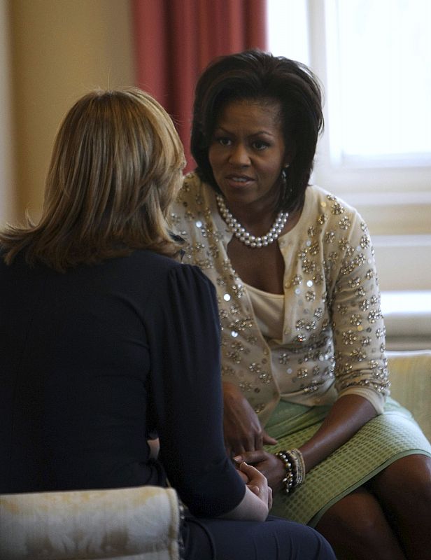 Michelle Obama y Sarah Brown charlan en el interior del número 10 de Downing Street