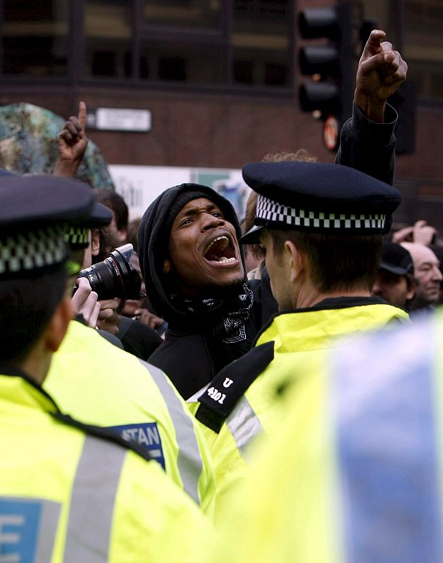 Aunque durante los primeros momentos han sido pacíficas, las protestas han terminado con violentos enfrentamientos entre policía y activistas.