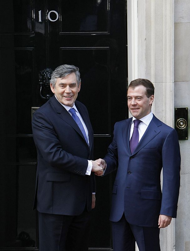 Gordon Brown estrecha la mano de Dmitry Medvedev.