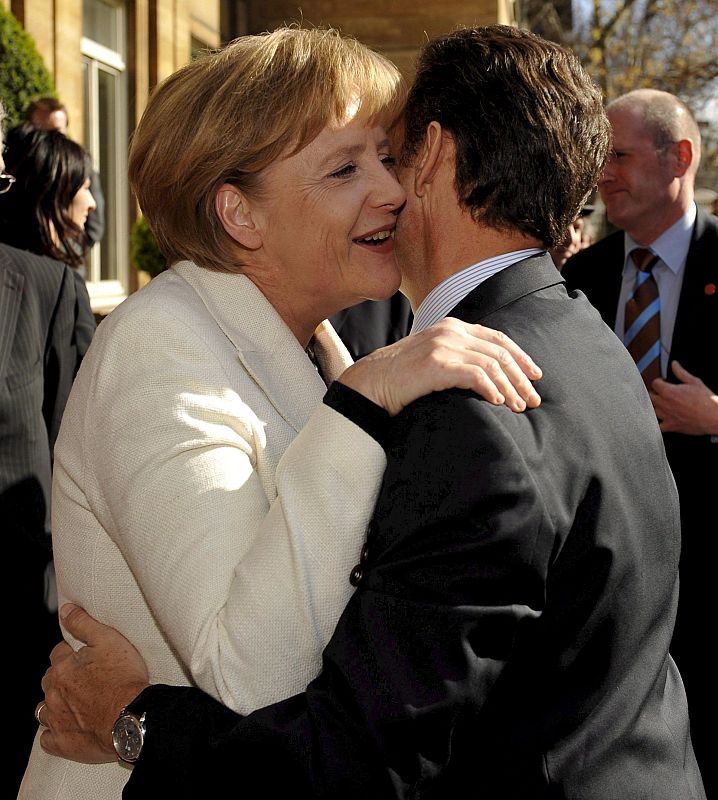 LA CANCILLER ALEMANA ANGELA MERKEL Y EL PRESIDENTE FRANCÉS, NICOLÁS SARKOZY, SE REUNEN EN LONDRES