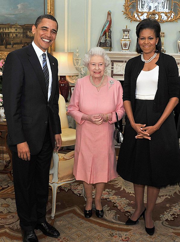 Obama y Michelle Obama posan con la Reina Isabel II de Inglaterra en el Palacio de Buckingham