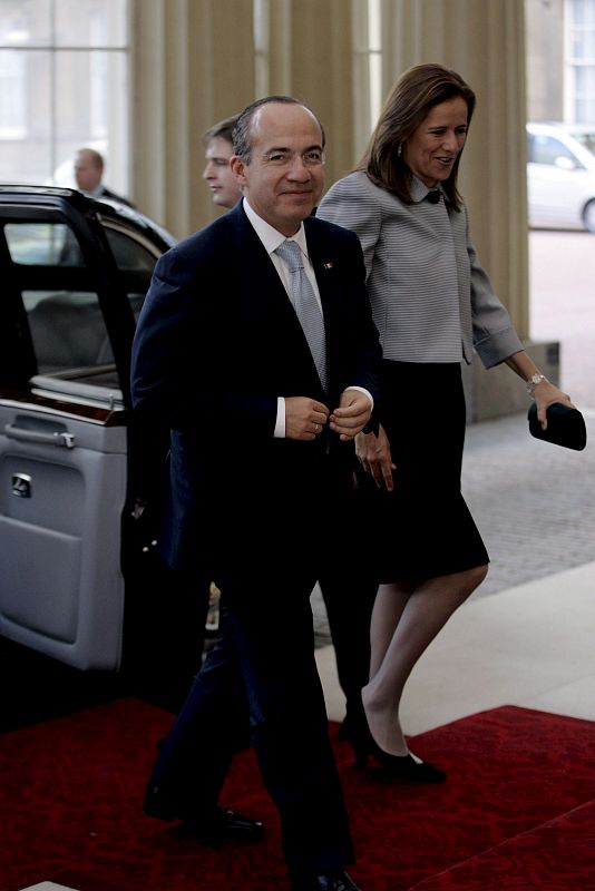 El presidente de México, Felipe Calderón, y su esposa, Margarita Zavala, a su llegada al Palacio de Buckingham