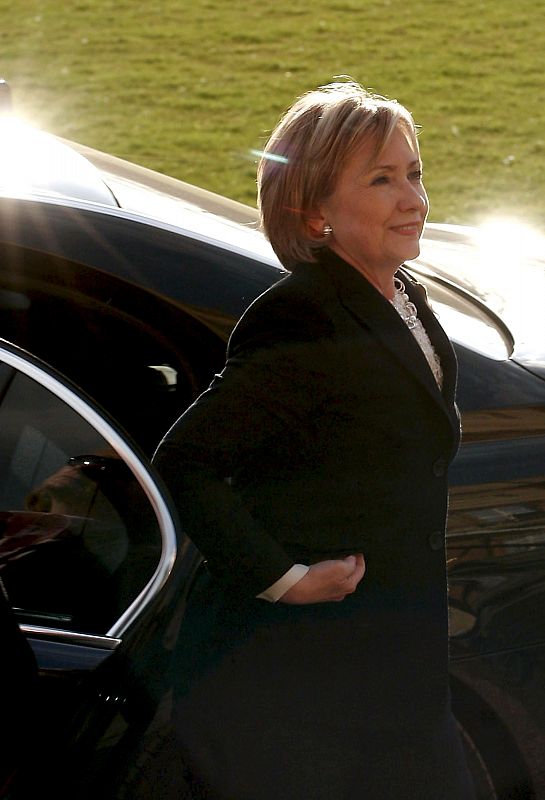 La secretaria de Estado estadounidense, Hillary Clinton, a su llegada al Palacio de Buckingham