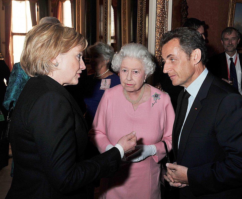 Isabel II conversa con Hillary Clinton y Nicolás Sarkozy en el Palacio de Buckingham