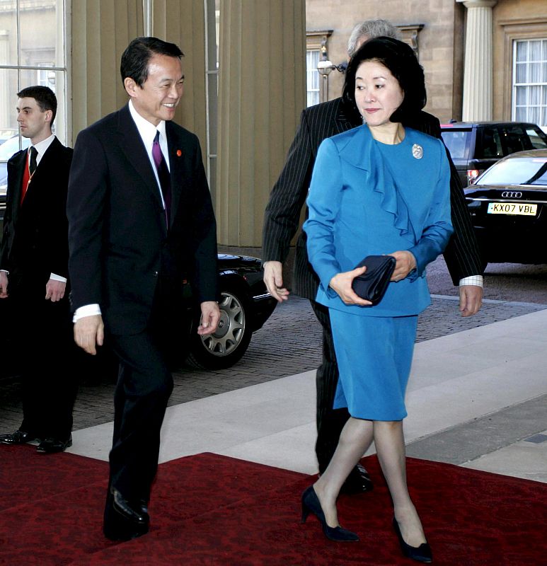 El primer ministro japonés, Taro Aso, junto a su esposa, Chikako, a su llegada al Palacio de Buckingham